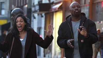 Imagem da notícia Mike Colter, Rosario Dawson e muita gente nas novas fotos do set de Luke Cage!