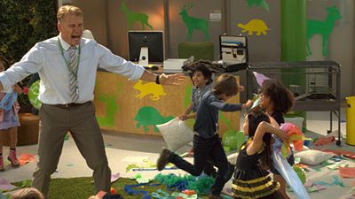 Imagem da notícia Um Tira no Jardim de Infância 2: Dolph Lundgren sofre para cuidar de crianças em novas imagens