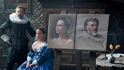 Imagem da notícia Alicia Vikander e Christoph Waltz posam ao lado de suas pinturas na primeira foto de Tulip Fever