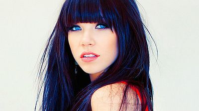 Imagem da notícia Carly Rae Jepsen regravou música-tema de Três é Demais para Fuller House