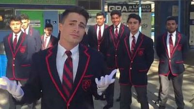 Colton Haynes recria cena de Glee para comemorar o aniversário de Grant Gustin