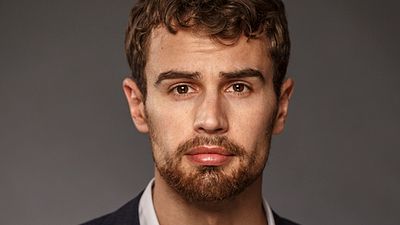Imagem da notícia Theo James vai substituir Josh Hutcherson em thriller político