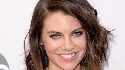 Imagem da notícia Surpresa de última hora? Atriz de The Walking Dead é creditada como Martha Wayne em Batman Vs Superman