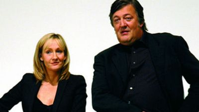 Imagem da notícia Como J.K. Rowling "deu o troco" ao narrador dos livros de Harry Potter, Stephen Fry