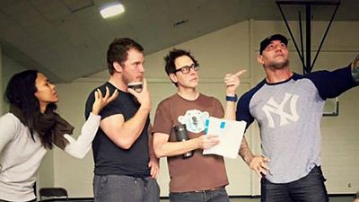 Imagem da notícia Guardiões da Galáxia 2: Foto dos bastidores mostra elenco aprendendo a atuar com Dave Bautista