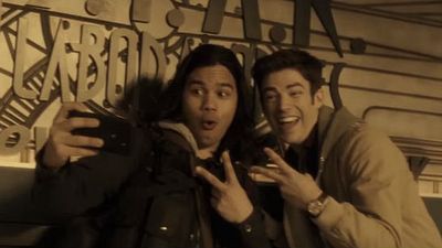 Imagem da notícia The Flash: Barry, Cisco e Wells viajam para a Terra 2 em novo teaser