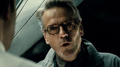 Imagem da notícia Batman Vs Superman - A Origem da Justiça: Zack Snyder criou uma nova história de origem para Alfred
