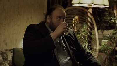 Imagem da notícia Exclusivo: Solteirão sem traquejo social tenta conhecer novas pessoas no comovente trailer de Desajustados