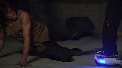 Imagem da notícia The Skateboarding Dead: Norman Reedus enfrenta zumbis "motorizados" em paródia de The Walking Dead