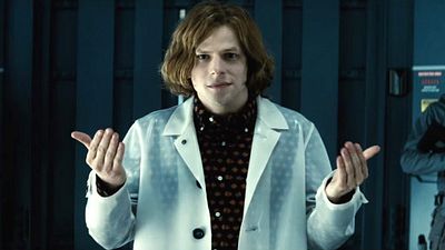 Imagem da notícia Romance e pancadaria! Batman vs Superman - A Origem da Justiça reúne opostos em novo comercial de TV