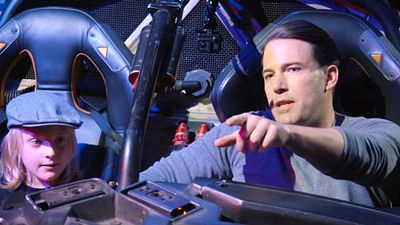 Imagem da notícia Ben Affleck dá um rolé com fãs no Batmóvel para divulgar Batman Vs Superman