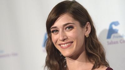 Imagem da notícia Lizzy Caplan estará em romance de guerra estrelado por Brad Pitt e Marion Cotillard