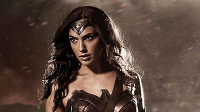 Imagem da notícia Mulher-Maravilha faz uso de seus braceletes mágicos em nova foto de Batman Vs Superman