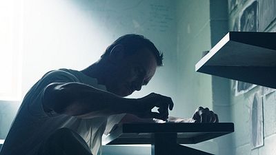 Imagem da notícia Callum Lynch desenha aprisionado em nova imagem de Assassin's Creed