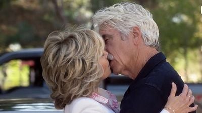 Imagem da notícia Protagonistas curtem a solteirice no trailer da segunda temporada de Gracie and Frankie