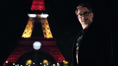 Robert Downey Jr. ilumina a Torre Eiffel com as cores do Homem de Ferro em divulgação de Capitão América: Guerra Civil