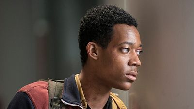 Tyler James Williams afirma saber a identidade da vítima de Negan