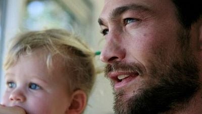 Imagem da notícia Jai Courtney, de Esquadrão Suicida, se emociona ao falar do filme sobre o amigo e protagonista da série Spartacus