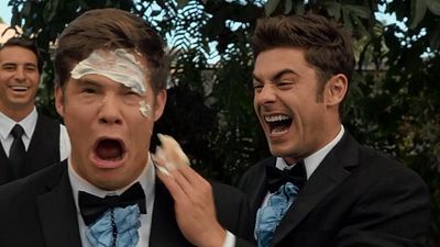 Imagem da notícia Zac Efron e Adam DeVine são enganados por Anna Kendrick e Aubrey Plaza em novo vídeo da comédia Os Caça-Noivas