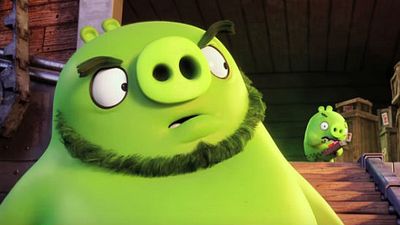 Imagem da notícia Exclusivo: Confira a chegada (quase) triunfal dos porcos verdes em novo clipe de Angry Birds - O Filme