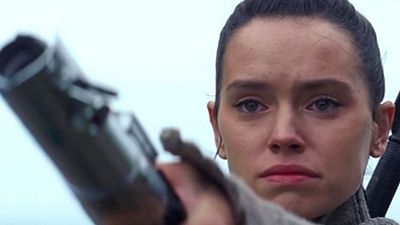 Imagem da notícia Daisy Ridley capricha nos ensaios para dominar o sabre de luz em Star Wars: Episódio VIII