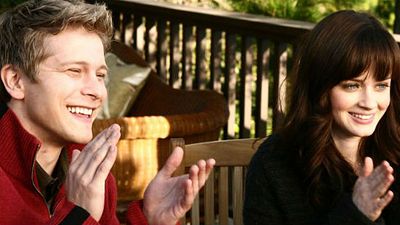 Imagem da notícia Gilmore Girls: Rory e Logan reunidos em nova foto dos bastidores