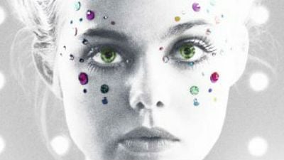 Imagem da notícia Elle Fanning aparece coberta por sangue roxo em novo pôster de The Neon Demon