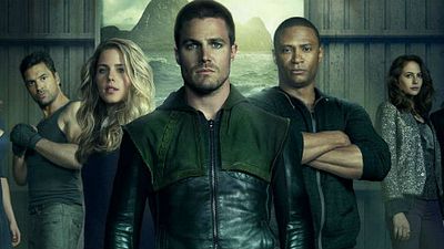 Imagem da notícia Stephen Amell declara que chocante morte de personagem regular em Arrow é definitiva