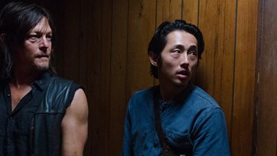 The Walking Dead: Norman Reedus e Steven Yeun são vistos a caminho das gravações da sétima temporada
