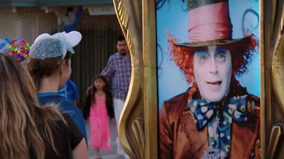 Imagem da notícia Johnny Depp faz pegadinha com visitantes da Disney como Chapeleiro Maluco