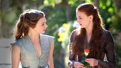 Sophie Turner acha que Sansa deveria namorar mulheres em Game of Thrones