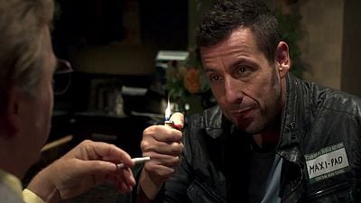 Imagem da notícia Adam Sandler é um vigarista mortal no trailer final para maiores de Zerando a Vida