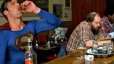 Imagem da notícia Beber, cair e levantar (como um super-herói?): Conheça 10 bares temáticos de cinema e série no Brasil