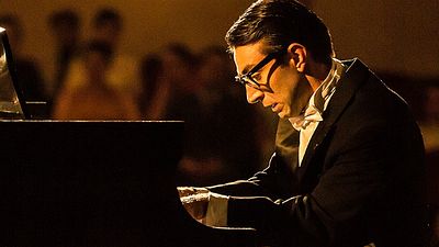 Imagem da notícia Exclusivo: Visitamos as filmagens da biografia João, com Rodrigo Pandolfo e Caco Ciocler