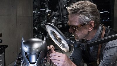 Imagem da notícia Jeremy Irons concorda com todas as críticas negativas recebidas por Batman Vs Superman