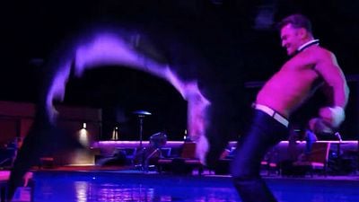Imagem da notícia Perdeu, Magic Mike! Strippers lutam contra tubarões no teaser de Sharknado 4