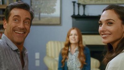 Imagem da notícia Gal Gadot e Jon Hamm seduzem e mexem com espionagem no primeiro trailer de Keeping Up With the Joneses
