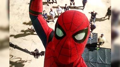 Tom Holland publica nova foto do Homem-Aranha para comemorar que falta um ano para a estreia de seu filme