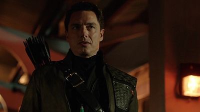 Imagem da notícia John Barrowman, o Malcolm Merlyn de Arrow, é promovido ao elenco regular de todas as séries de herói da CW