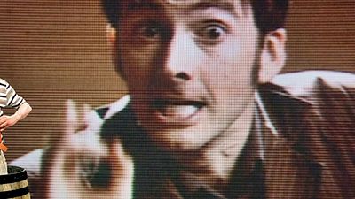 Imagem da notícia Vídeo promove crossover entre dois clássicos da televisão: Chaves e Doctor Who 