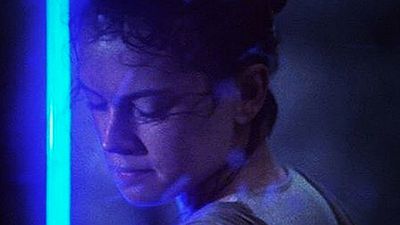 Imagem da notícia Daisy Ridley posa com sabre de luz no término das filmagens de Star Wars - Episódio VIII