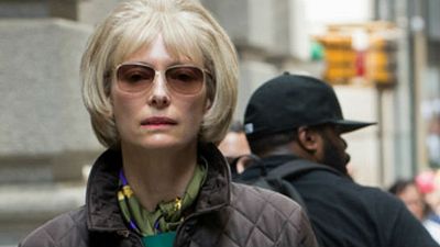 Imagem da notícia Okja ganha primeira imagem oficial com Tilda Swinton, enquanto Jake Gyllenhaal usa figurino bizarro no set de filmagens