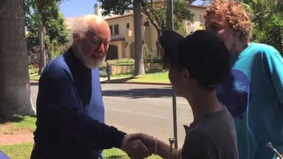 Imagem da notícia Lendário compositor John Williams saúda fã adolescente que tocou tema de Star Wars na porta de sua casa
