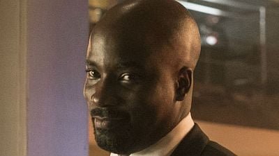 Imagem da notícia Mike Colter mostra seu sorriso maroto em nova imagem de Luke Cage