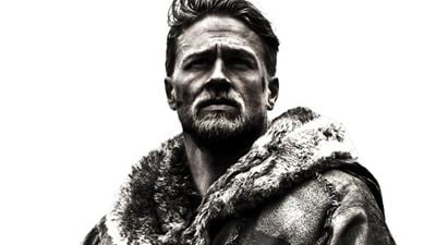 Comic-Con 2016: Teaser pôster de King Arthur tem Charlie Hunnam e a Excalibur