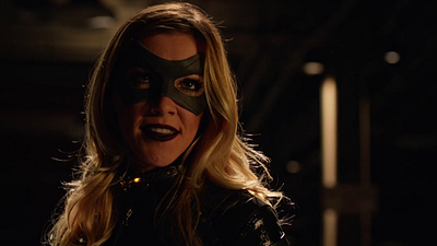 Imagem da notícia Comic-Con 2016: Katie Cassidy é promovida ao elenco recorrente das séries da DC/CW