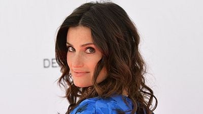 Imagem da notícia Idina Menzel vai protagonizar remake de Amigas para Sempre para a TV