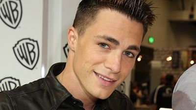 Imagem da notícia Colton Hynes, de Arrow, é confirmado em comédia para maiores com Scarlett Johansson