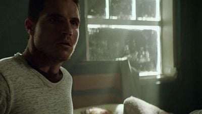 Imagem da notícia Robbie Amell está preso em feitiço do tempo no trailer da ficção científica ARQ