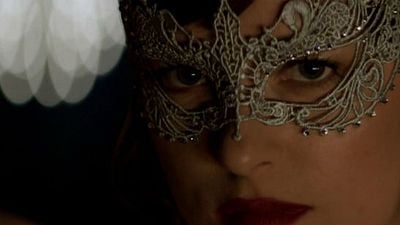 Imagem da notícia Christian Grey está voltando! Cinquenta Tons Mais Escuros ganha teaser e cartaz